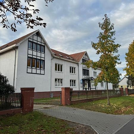 Fc-Apartmenthaus Falkensee Mit Grossem Garten Und Pkw Stellflaechen Bagian luar foto