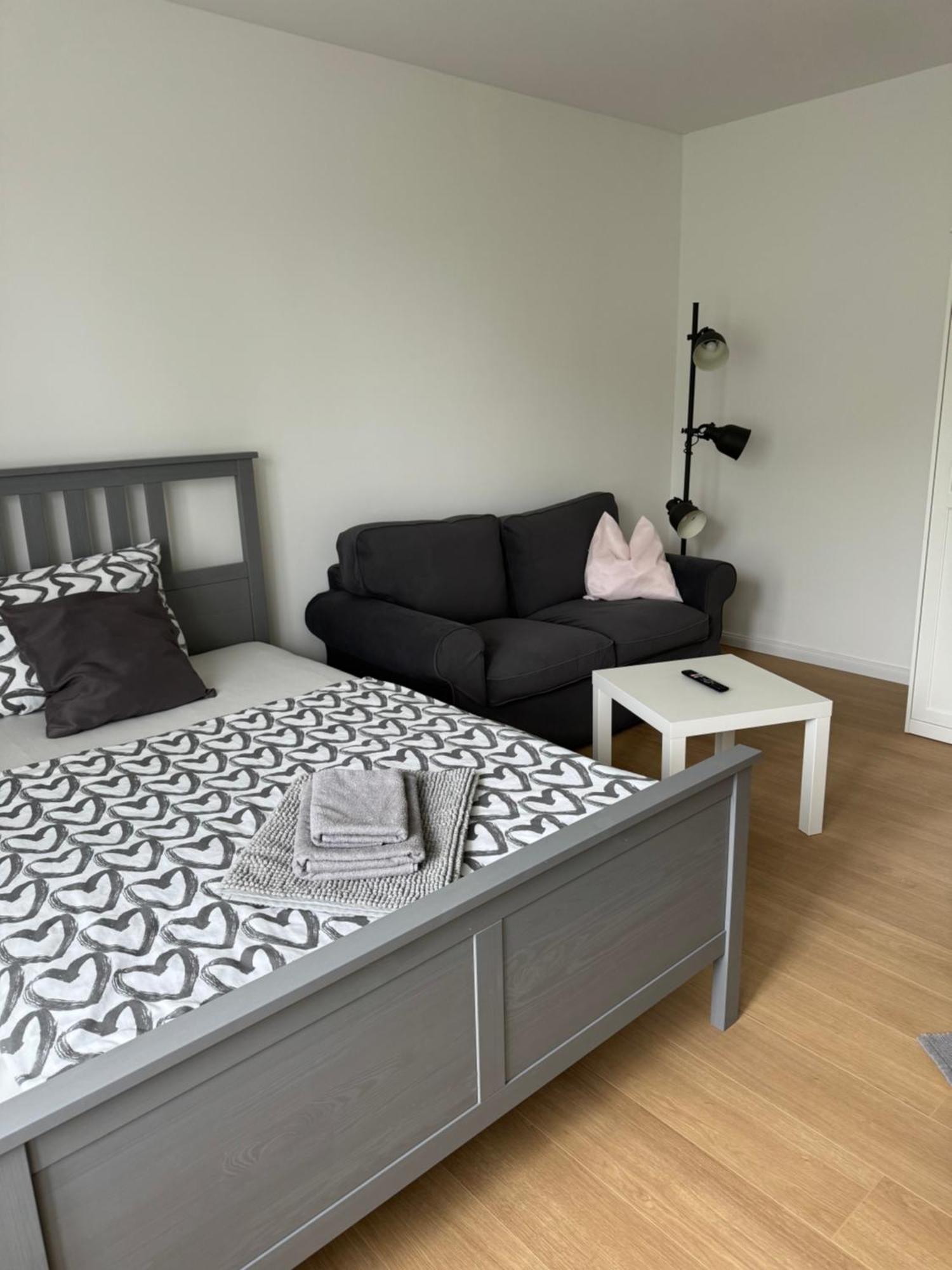 Fc-Apartmenthaus Falkensee Mit Grossem Garten Und Pkw Stellflaechen Bagian luar foto