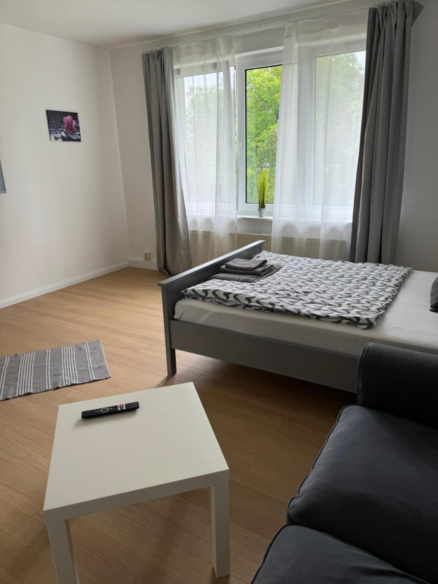 Fc-Apartmenthaus Falkensee Mit Grossem Garten Und Pkw Stellflaechen Bagian luar foto