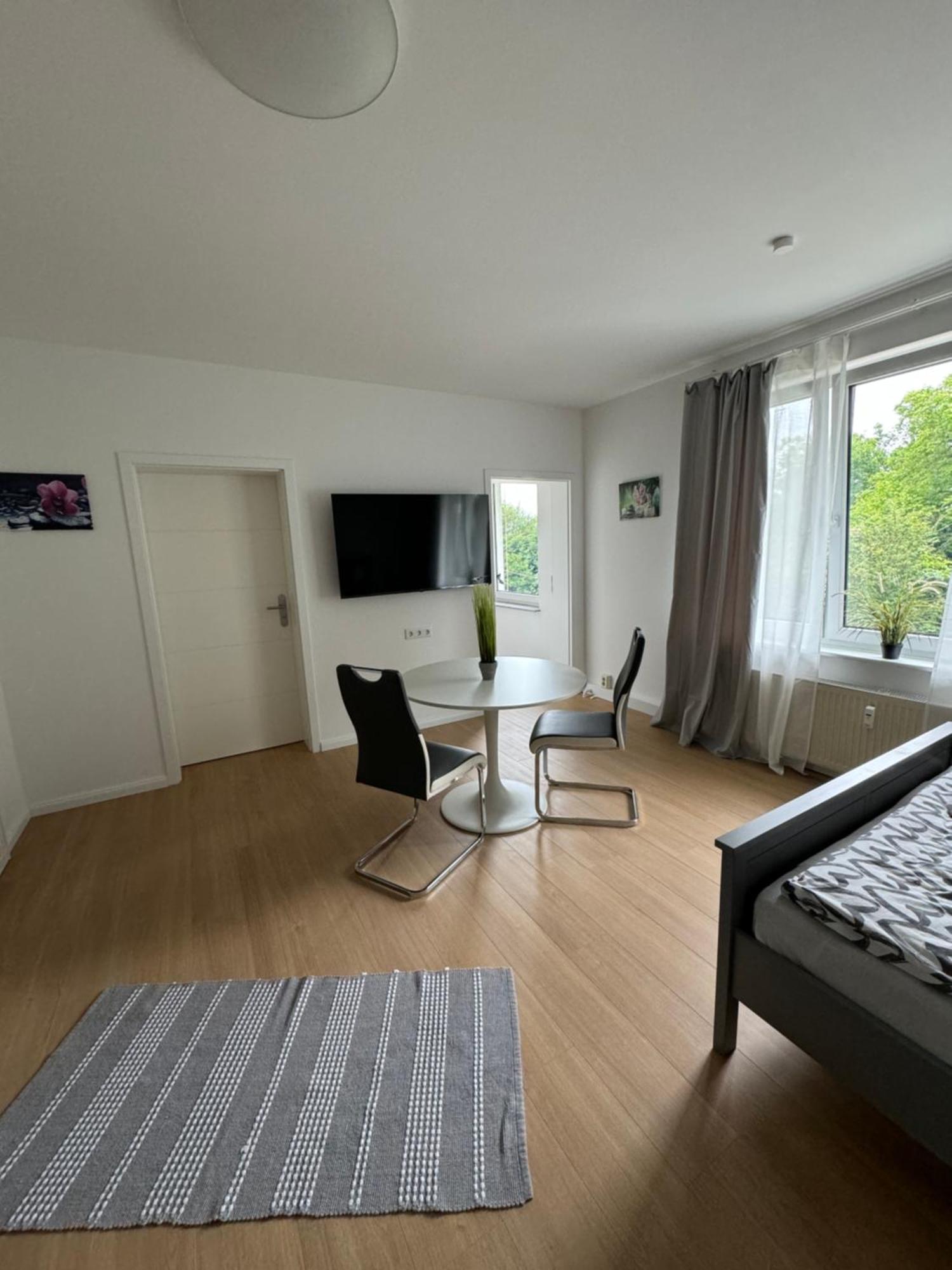 Fc-Apartmenthaus Falkensee Mit Grossem Garten Und Pkw Stellflaechen Bagian luar foto