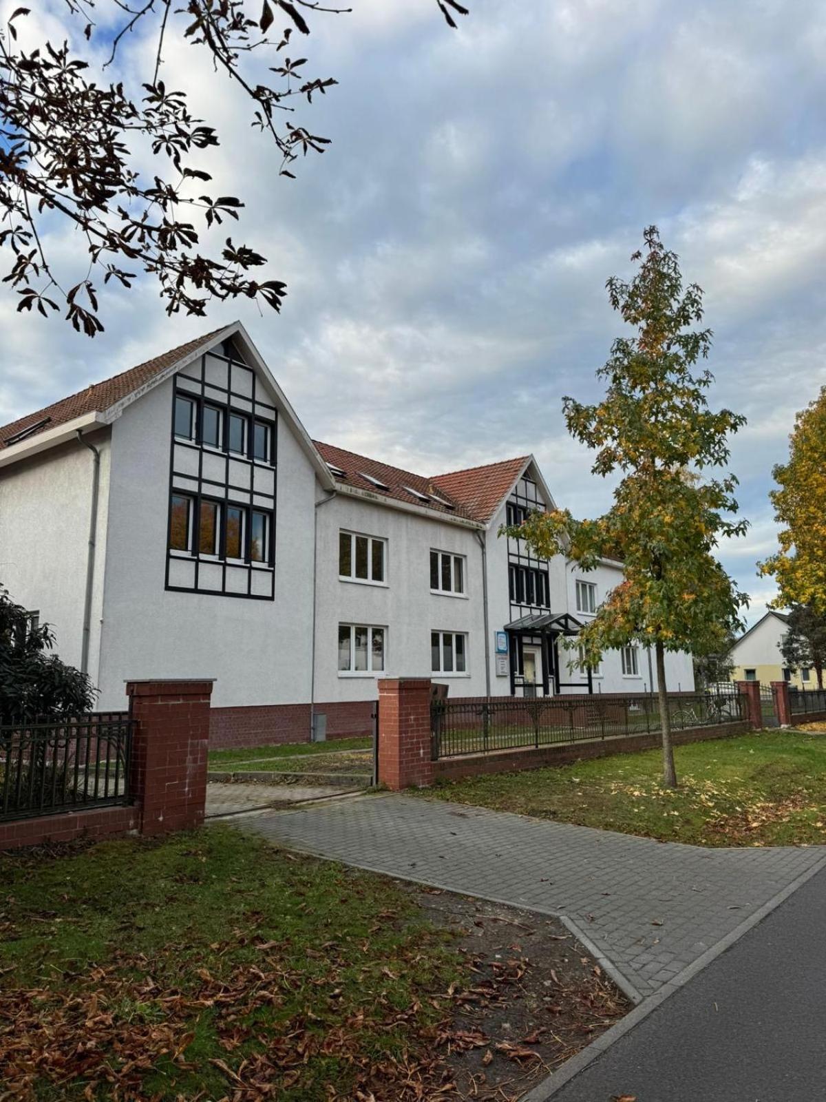 Fc-Apartmenthaus Falkensee Mit Grossem Garten Und Pkw Stellflaechen Bagian luar foto